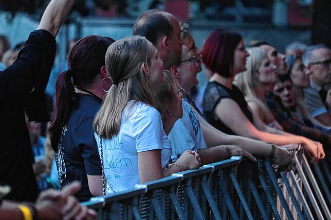 Bild 2: James Blunt begeistert Fans im Salemer Schlosspark