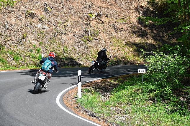 Motorradfahrer auf der Bergstraße bei Ludwigshafen