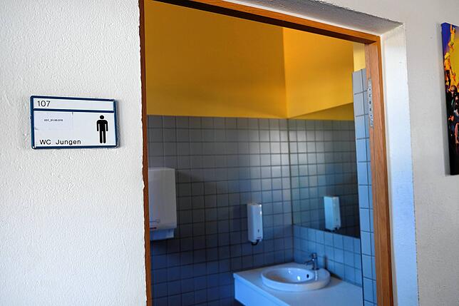 Als Hygienemaßnahme hat die Schule Fischbach die Türen an den Toiletteneingängen ausgehängt – die Schüler müssen nach dem ...