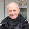 Pfarrer Stefan Hesse steht vor dem alt-katholischen Pfarrhaus in Kommingen und betont: &bdquo;Die Online-Angebote ersetzen keine ...