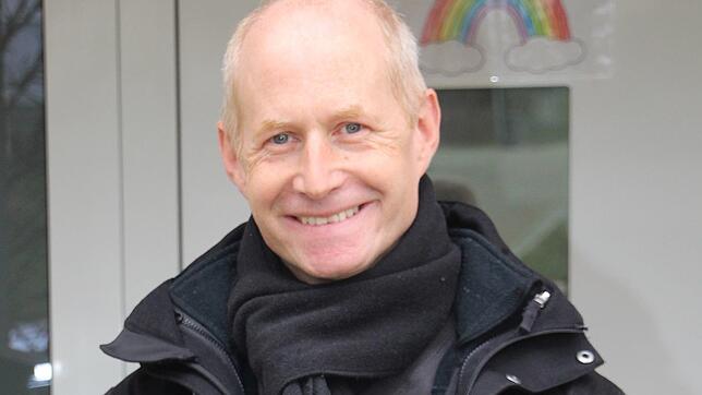 Pfarrer Stefan Hesse steht vor dem alt-katholischen Pfarrhaus in Kommingen