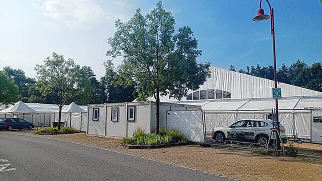 Ohne offizielle Baugenehmigung errichtet, aber schon in Betrieb: Die Leichtbauhalle auf dem Festplatz an der Talwiese.