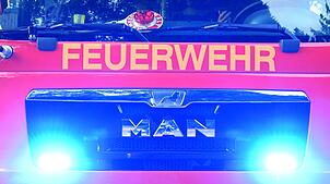 Die Einsatzkräfte der Feuerwehr richten am frühen Sonntagmorgen aus. (Symbolbild)