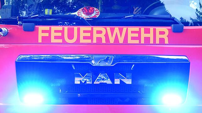 Die Einsatzkräfte der Feuerwehr richten am frühen Sonntagmorgen aus. (Symbolbild)