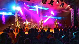 Die „Mountain Crew“ heizt dem Publikum ein: Als die Alpenrocker auf die Bühne kommen, hat der Regen bereits aufgehört.