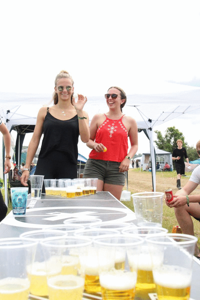 Bild 1: Von Bierpong spielen bis Musik machen: Wie sich Southside-Besucher die Zeit vertreiben, wenn sie sich gerade keine Bands anschauen &ndash; mit Videos und Bildern