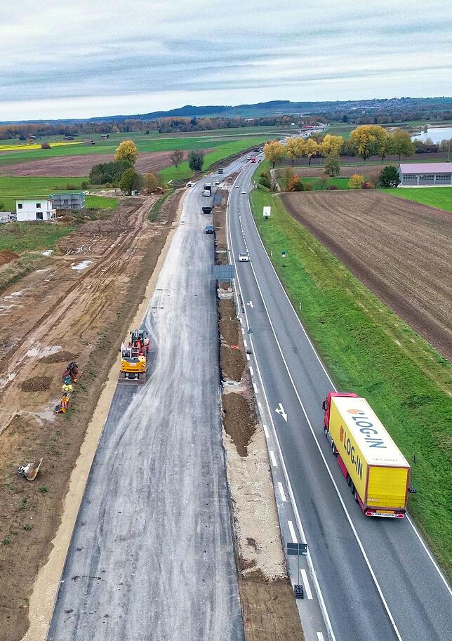 Der Verkehr fließt auf den beiden Spuren der Bestandsfahrbahn. Links liegt das Asphaltband der neuen Doppelspur.