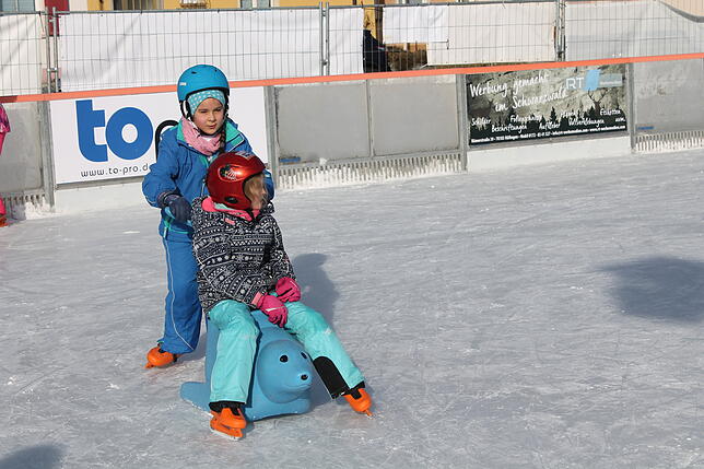 Bild 20: Reger Betrieb auf der Blumberger Eisbahn: Hier sind die schönsten Bilder unseres Fotografen!