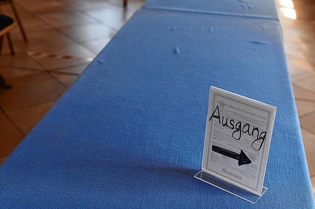 In der Gaststätte selbst dienen die Tische derzeit als Abstandshalter zwischen der Warteschlange und denen, die das Restaurant ...
