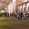 So richtig nach Abstand sieht es hier am Ende des Laternenumzuges der Querdenker auf dem Radolfzeller Marktplatz nicht aus. Nur einzelne ...