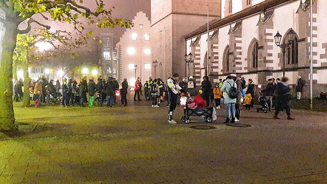 So richtig nach Abstand sieht es hier am Ende des Laternenumzuges der Querdenker auf dem Radolfzeller Marktplatz nicht aus. Nur einzelne ...