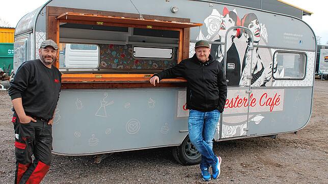 &bdquo;s&lsquo; Schwesterle Café&ldquo; wird künftig auf der Südseite des Kirnbergsees im Einsatz sein. Volker Uhlmann (l.) und Martin ...