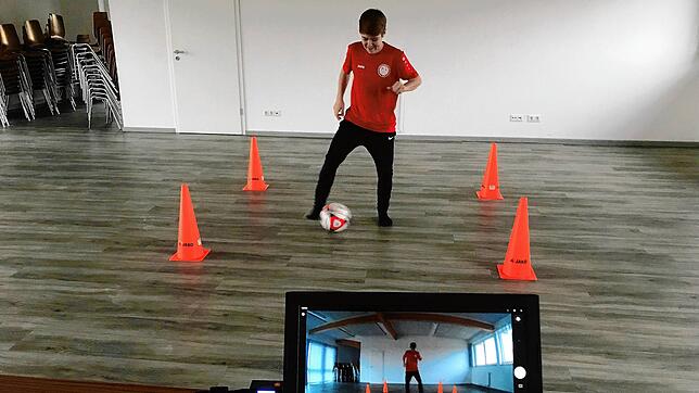 So war es im Lockdown: Jugendtrainerin Ann-Kathrin Sugg (SV Markelfingen) beim Online-Training im Sportlerheim.