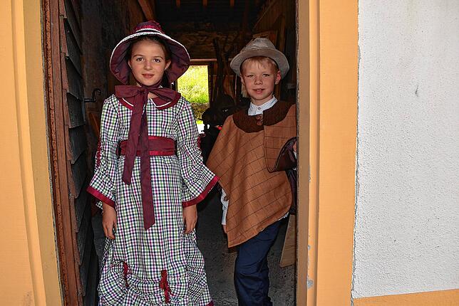 Kinder der Freilichtspiele „Zwischen den Welten“, wie Rosalie und Magnus sind seit 2019 aus ihren Kostümen rausgewachsen und ...