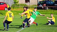 Das überraschende 1:0 der Dettinger durch Simon Büttner. DJK-Abwehrspieler Aaron Mößner (grünes Trikot) kommt zu spät und Torhüter Kay ...