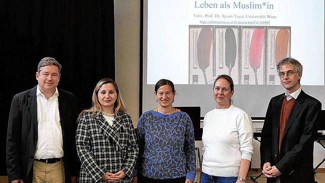 Schulleiter Markus Funk, Aysun Ya?ar sowie die Lehrkräfte Bente Jensen, Susanne Kalman und Martin Dühning beim Islamworkshop am ...