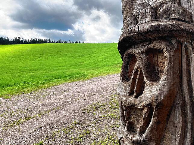 Die passende Deko steht auf der Trombacher Höhe bereits bereit. Was noch fehlt sind die Zuhörer. Die Wiese im Hintergrund bildet beim ...