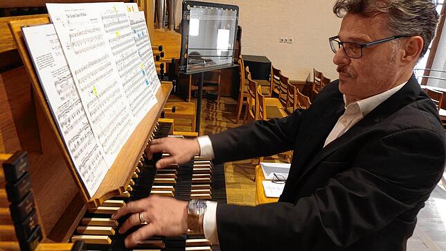Kantor Rainer Marbach beim Orgelspiel. In Corona-Zeiten ist er auch oft vor dem Computer zu finden.