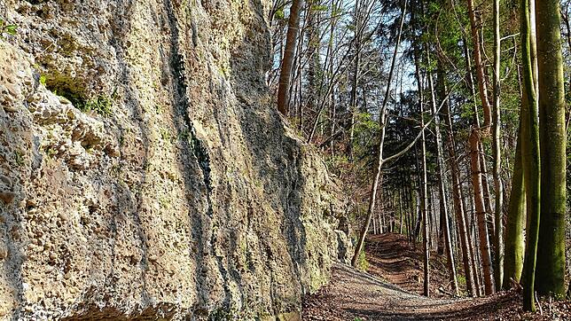 So beginnt beim Schweizerhaus der eindrucksvolle Kreuzweg entlang der Nadelfluhfelsen.