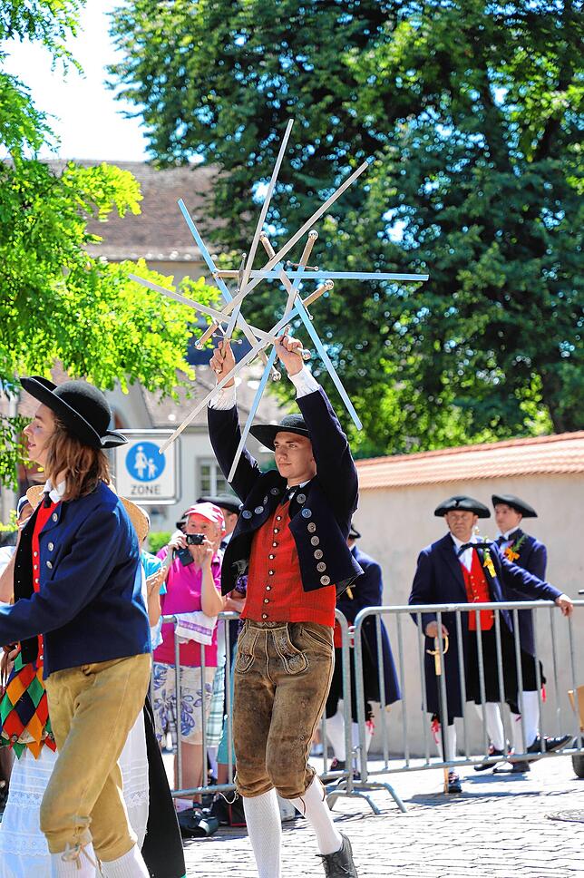 Bild 2: Traditionelle Tänze bei tollem Wetter: Bilder vom ersten internationalen Schwerttanztreffen