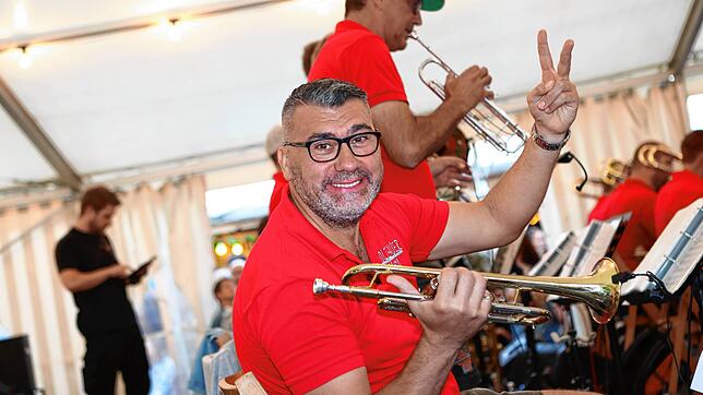 Bild 1: Im Yachthafen auf der Reichenau spielt die Musik! Bilder vom Abend beim Wein- und Fischerfest