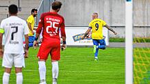 Sven Körner (rechts) dreht nach seinem Traumtor ab.