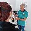 So sieht eine typische Behandlungssituation bei Winfried Kadow aus: Der Mediziner aus Schwenningen füllt für eine Patientin ...