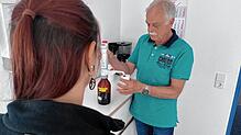 So sieht eine typische Behandlungssituation bei Winfried Kadow aus: Der Mediziner aus Schwenningen füllt für eine Patientin ...