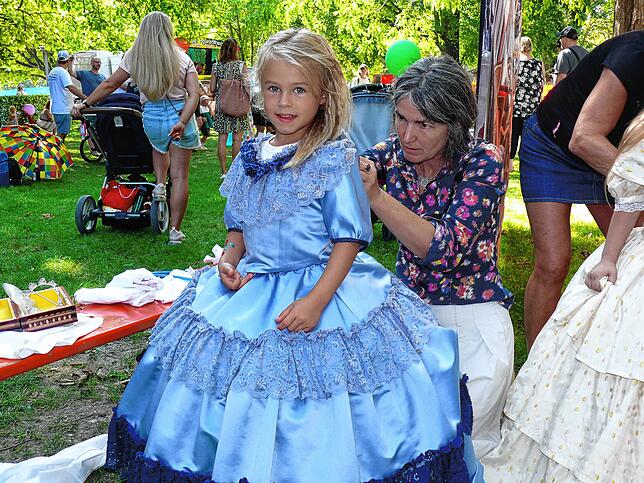 Haltung schon vor dem Auftritt: Die fünfjährige Lina aus Altnau (Schweiz) wird von Michaela Kaufmann vom Napoleonmuseum Arenenberg ...