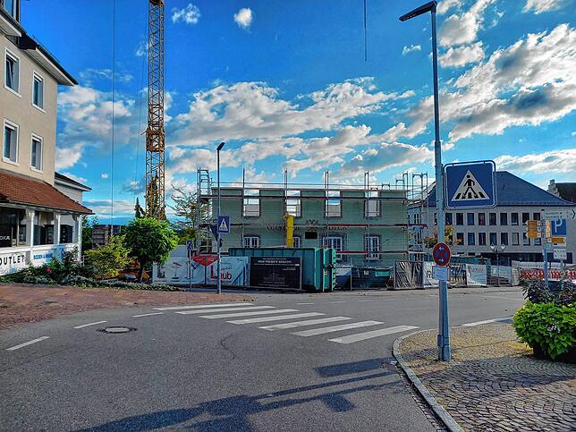 Das Rathaus (rechts im Hintergrund) und der „Adler“ waren in früheren Zeiten ein stadtbildprägendes Ensemble. Nach seiner Sanierung soll ...