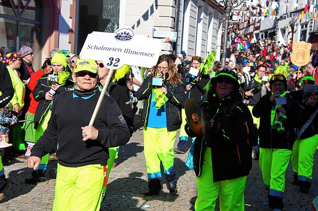 Bild 5: Tausende Besucher beim Rosenmäntigumzug 2025
