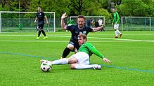 Für den Tabellenzweiten war das 2:0 des FC Furtwangen (Timo Wagner, vorne) gegen den Tabellenletzten FC Bräunlingen (Gabriel ...