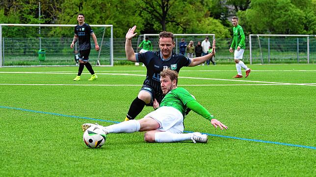 Für den Tabellenzweiten war das 2:0 des FC Furtwangen (Timo Wagner, vorne) gegen den Tabellenletzten FC Bräunlingen (Gabriel ...