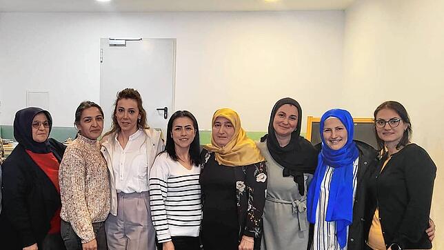 Der neue Vorstand der Frauenabteilung des Islamisch-Türkischen Kulturvereins Meßkirch (von links): Meryem Uslu, Zehra Seyrek, Hacer ...