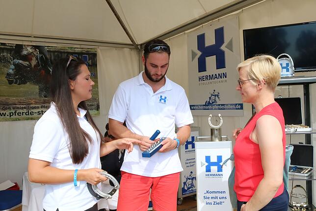 Unter Hufeisen können die unterschiedlichsten Stollen geschraubt werden: Andrea Franke (rechts) erweitert dank Vanessa Braun und Patrick ...