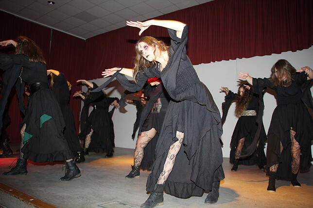 &bdquo;Elements &ndash; Tanz der Hexen&ldquo; lautete der Choreographie der Zunft-Damen, die auch mit einer Akrobatik-Einlage überzeugte.