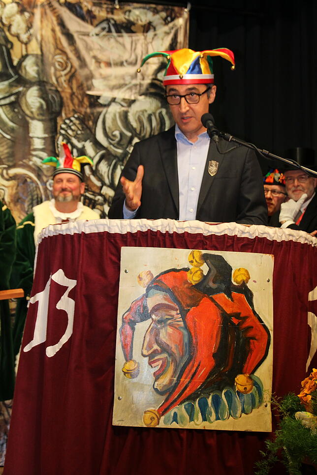 Cem Özdemir gibt sich beim Empfang des Narrengerichts im Bürgerhaus Adler Post siegessicher.