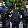 Polizisten nehmen den Rechtspopulisten Politiker Ignaz Bearth (M) bei einer Demonstration vor dem Bundesplatz gegen den Corona-Lockdown ...