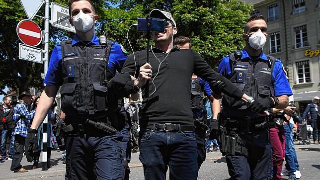 Polizisten nehmen den Rechtspopulisten Politiker Ignaz Bearth (M) bei einer Demonstration vor dem Bundesplatz gegen den Corona-Lockdown ...
