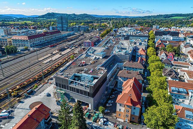 Der letzte Kran ist weg und der Rohbau vollendet. Müller, Edeka und Norma konnten bereits mit dem Ausbau ihrer Flächen starten und im ...
