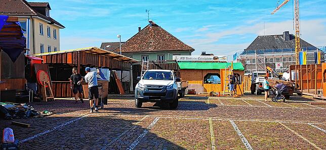 Bild 1: Vereine bauen Stände und Lauben fürs Stadtfest auf