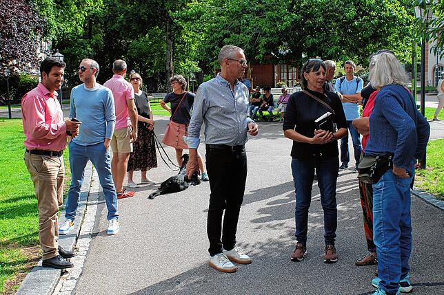 Bernd Ruderisch und Christel Steier (Mitte) bei der Eröffnung des 25. Internationalen Holzbildhauer-Symposiums im Kurgarten.