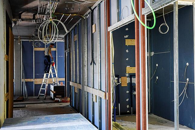 Hier gibts noch reichlich zu tun: Ein Handwerker arbeitet im künftigen Pflegeheim auf der Mettnau.