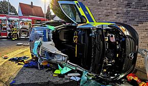 Zwei Polizisten wurden bei dem Unfall schwer verletzt, Feuerwehr spricht von Lebensgefahr.