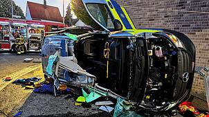 Zwei Polizisten wurden bei dem Unfall schwer verletzt, Feuerwehr spricht von Lebensgefahr.