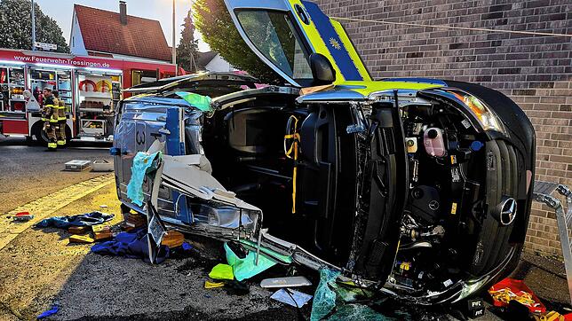 Zwei Polizisten wurden bei dem Unfall schwer verletzt, Feuerwehr spricht von Lebensgefahr.
