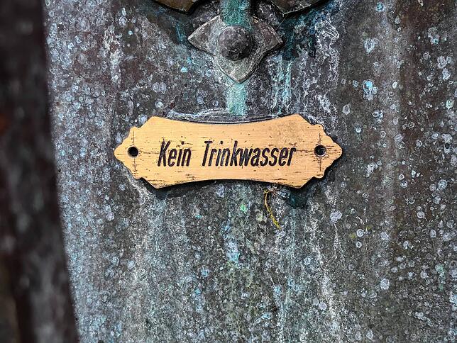 Noch sind die Brunnen in der Villinger Innenstadt mit dem Schild „Kein Trinkwasser“ versehen. Das soll sich künftig ändern.