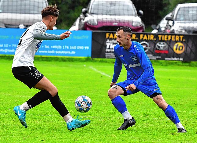 Ausgleich vor der Pause: Adelin Oborocianu (rechts, gegen Luca Meinzer) traf doppelt für die SG Stühlingen/Weizen zum 2:2-Halbzeitstand. ...