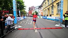 Siegerin Christin Wintersig vom SV Reichenau beim Zieleinlauf des Zehn-Kilometer-Laufs in Überlingen. Bild: Reiner Jäckle