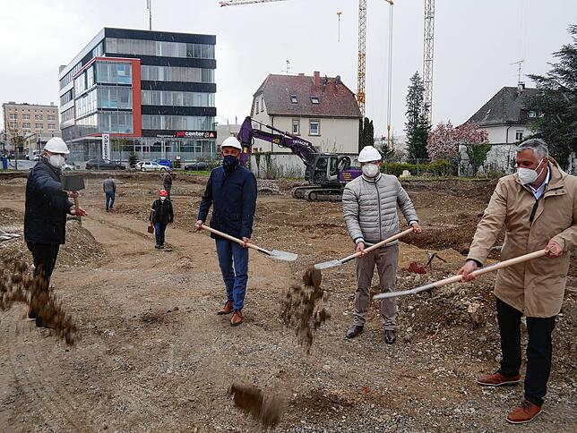 Vor dem Bauen muss geschippt werden (von links): Oberbürgermeister Bernd Häusler, Daniel Burkhard, Leiter Filialentwicklung Aldi Süd, ...